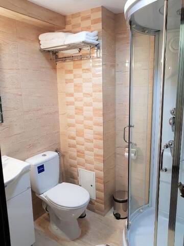 Фото номера Двухместный номер с 2 отдельными кроватями и балконом Отель Villa Lotus г. Дева 6