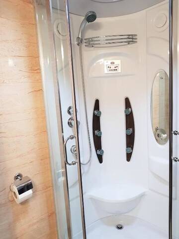 Фото номера Двухместный номер с 2 отдельными кроватями и балконом Отель Villa Lotus г. Дева 7