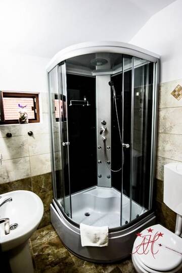 Фото номера Двухместный номер с 1 кроватью, вид на сад Гостевой дом Alexander House г. Дева 6