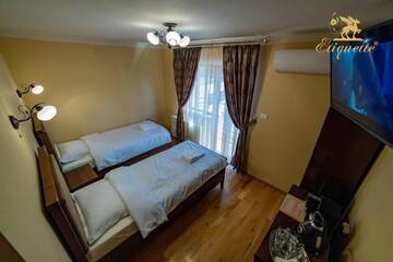 Фото номера Двухместный номер с 2 отдельными кроватями Отель Villa Etiquette г. Дева 8