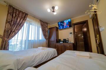 Фото номера Двухместный номер с 2 отдельными кроватями Отель Villa Etiquette г. Дева 5