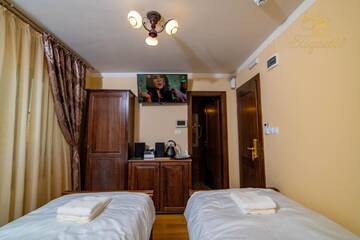 Фото номера Двухместный номер с 2 отдельными кроватями Отель Villa Etiquette г. Дева 6