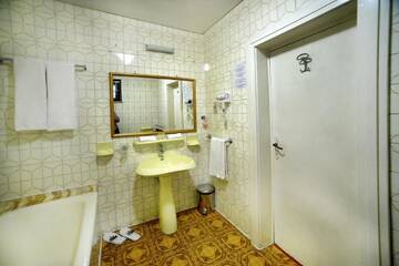 Фото номера Двухместный номер с 2 отдельными кроватями Гостевой дом Casa Negustorului г. Дева 5