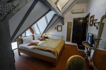 Фото номера Стандартный двухместный номер с 1 кроватью в мансарде Отель Conacul Archia г. Дева 45