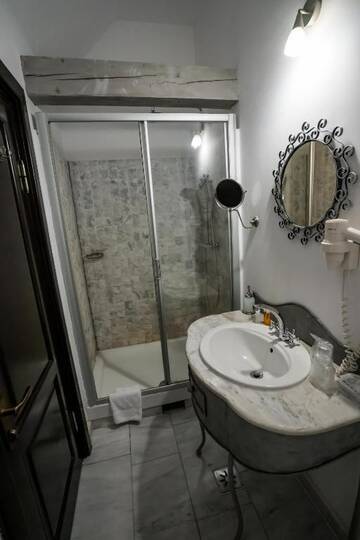 Фото номера Стандартный двухместный номер с 1 кроватью в мансарде Отель Conacul Archia г. Дева 56